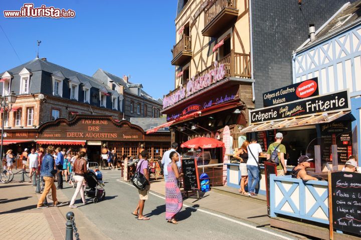 Immagine Turisti nel centro di Etretat, Francia. Qui si concentrano i ristoranti e gli esercizi commerciali della località affacciata sulla Manica - © Elena Dijour / Shutterstock.com