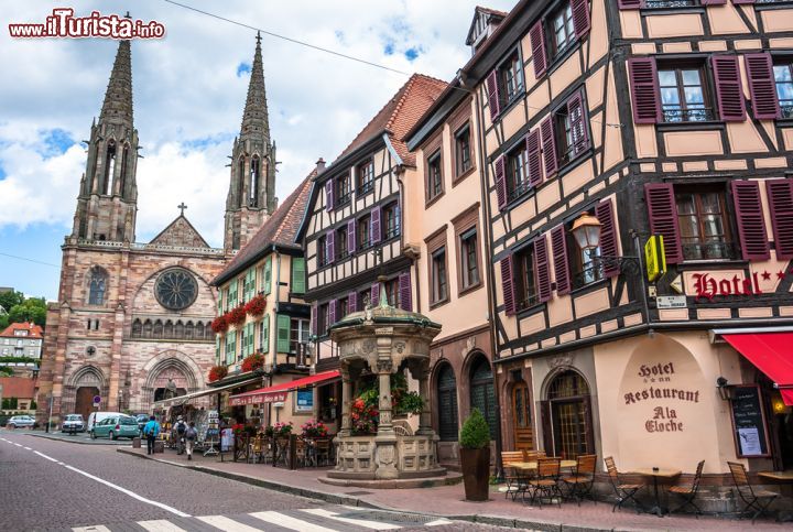 Immagine Turisti nel centro di Obernai, Francia, con la chiesa di San Pietro sullo sfondo - © 255047545 / Shutterstock.com