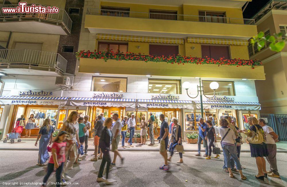 Immagine Turisti nel centro storico di Forte dei Marmi di sera, Toscana. Affacciata sul mar Ligure, questa località di villeggiatura prende il nome dall'omonimo fortino che sorge nel cuore della città - © pisaphotography / Shutterstock.com