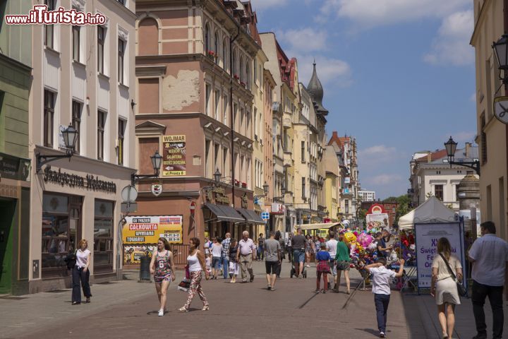 Immagine Turisti nel centro storico di Torun, Polonia. Dal 1977, anno in cui è stata inserita nella lista Unesco, Torun è diventata anche un importante centro di interesse culturale e turistico - © cpaulfell/ Shutterstock.com