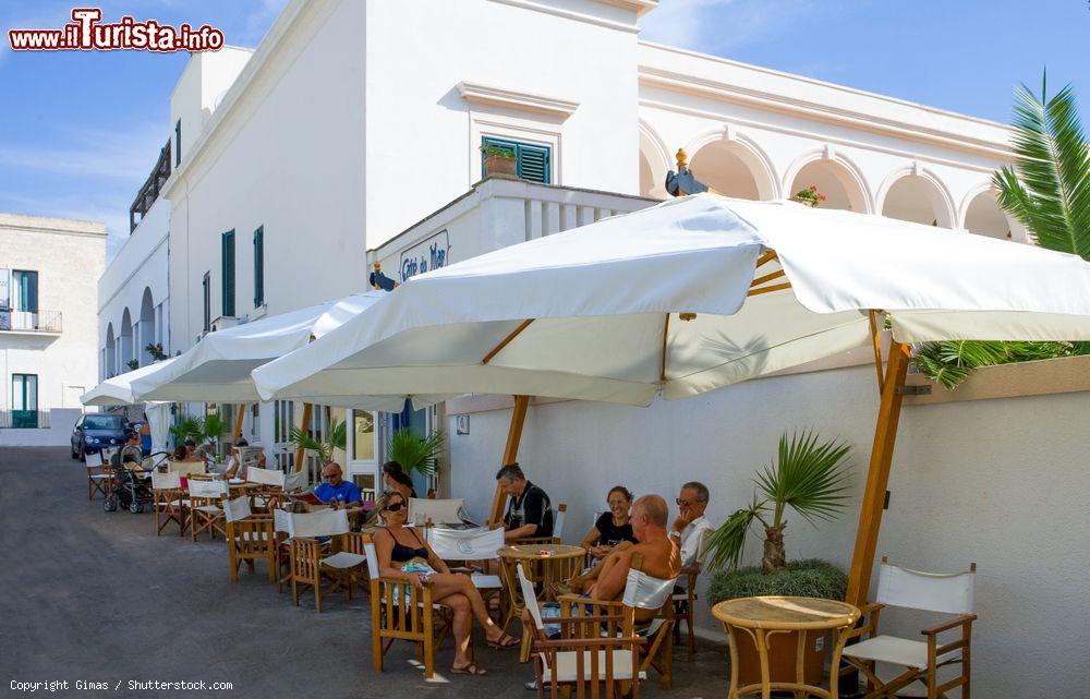 Immagine Turisti nel dehors di un bar di fronte al mare a Santa Maria di Leuca, provincia di Lecce, Puglia - © Gimas / Shutterstock.com