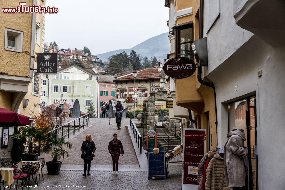 Immagine Turisti nella piazza del centro storico di Ortisei, provincia di Bolzano, Trentino Alto Adige - © Emiliano_Migliorucci / Shutterstock.com