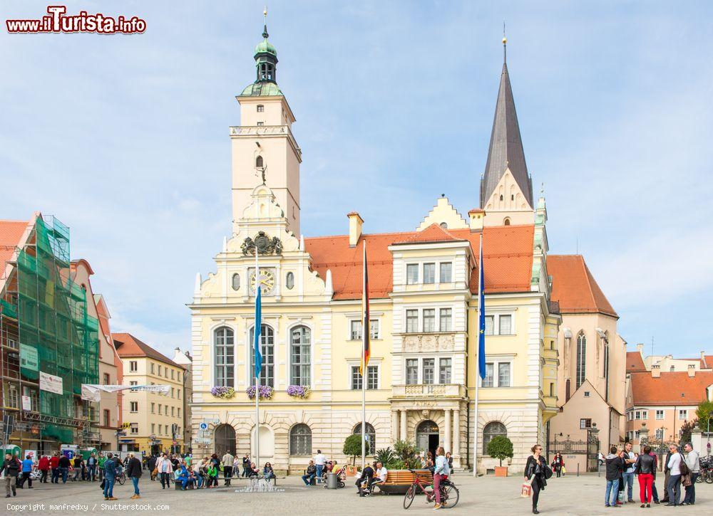 Immagine Turisti nella piazza su cui si affaccia il Municipio di Ingolstadt, Germania. Questa bella fotografia è stata scattata da Moritzstrasse: l'Altes Rathaus, risalente al XIV° secolo, venne restaurato completamente nel 1984  - © manfredxy / Shutterstock.com