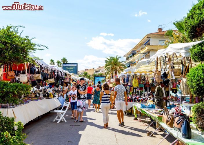 Immagine Turisti nelle vie dello shopping a Saint Raphael, Francia. Mercatini tradizionali, botteghe e negozi offrono ogni giorno un'interessante opportunità di shopping per chi visita questo bel villaggio della Costa Azzurra - © Littleaom / Shutterstock.com