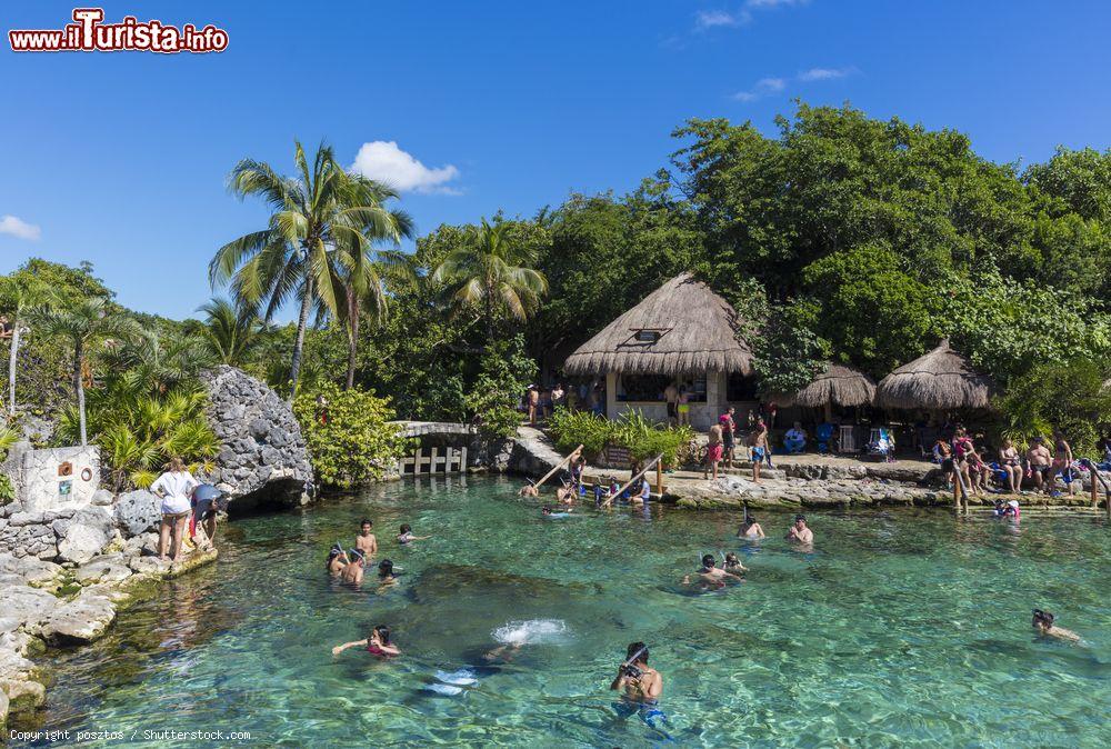 Immagine Turisti nuotano nel parco ecologico di Xcaret, Messico - © posztos / Shutterstock.com