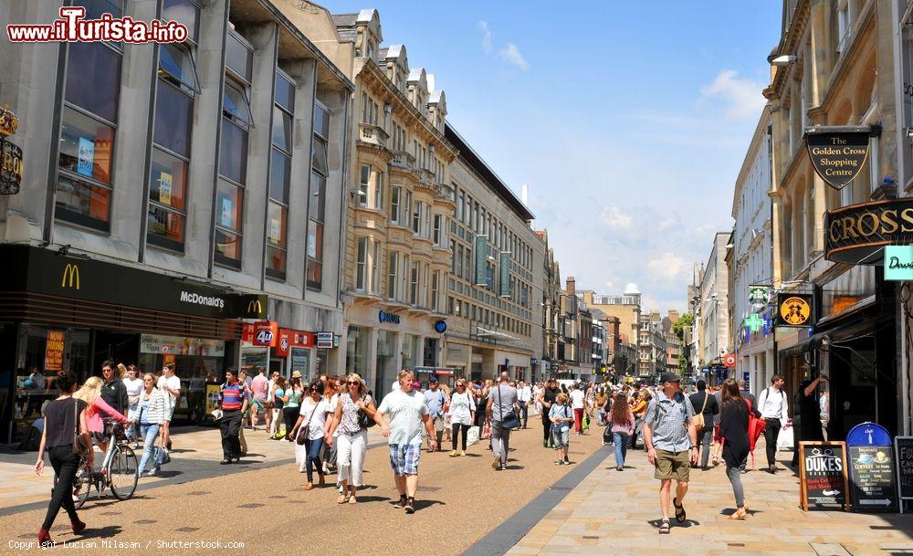 Immagine Turisti passeggiano lungo High Street nel centro storico di Oxford, Inghilterra. Questa via si snoda tra Carfax e Magdalen Bridge. Viene spesso chiamata The High - © Lucian Milasan / Shutterstock.com