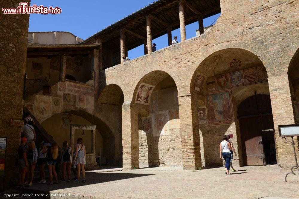Immagine Turisti passeggiano nel centro storico di San Gimignano, provincia di Siena, Toscana - © Stefano Ember / Shutterstock.com