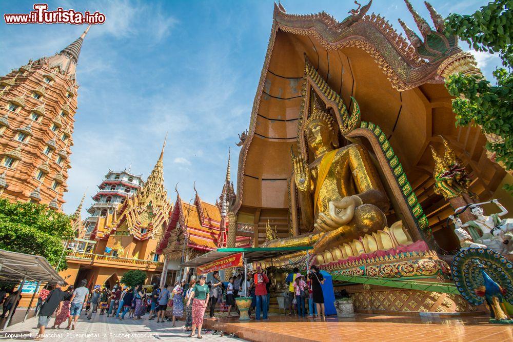 Immagine Turisti passeggiano nel tempio della Grotta della Tigre (Wat Tham Sua) nel Kanchanburi, Thailandia - © Suwatchai Pluemruetai / Shutterstock.com