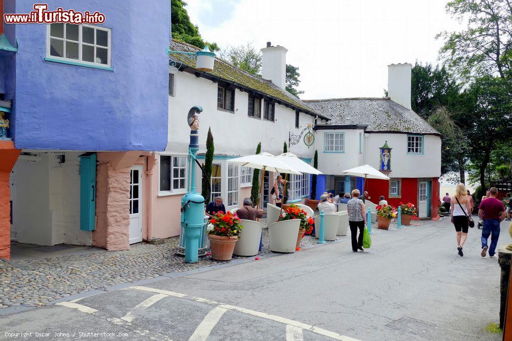 Immagine Turisti passeggiano per il villaggio di Portmeirion, Galles, UK. Siamo nella contea di Gwynedd dove sorge questo borgo in stile palladiano progettato da sir Clough Williams-Ellis - © Oscar Johns / Shutterstock.com