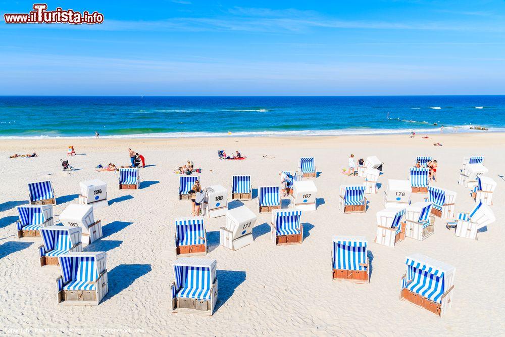 Immagine Turisti prendono il sole sulle sdraio di vimini sulla spiaggia del villaggio di Kampen, Sylt, Germania - © Pawel Kazmierczak / Shutterstock.com