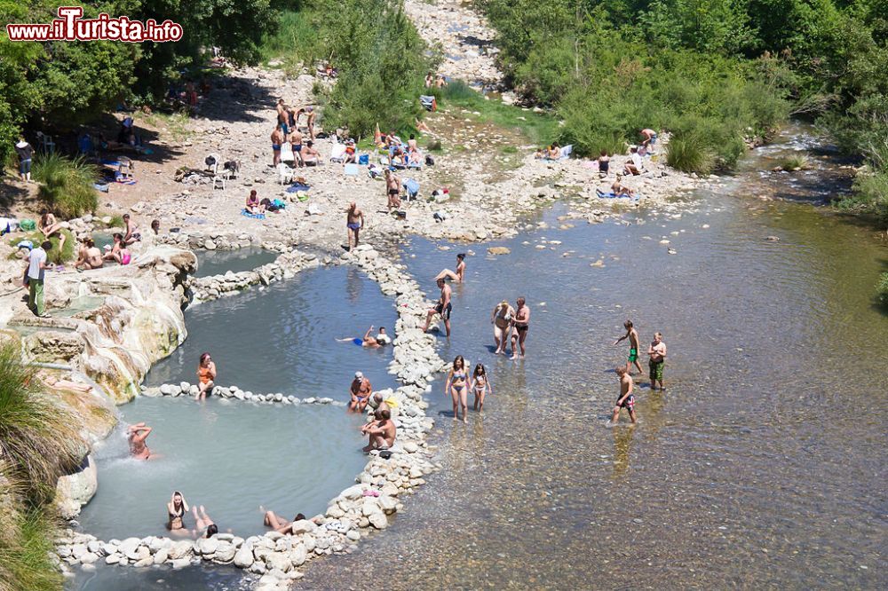 Immagine Turisti provano il benessere delle Terme di Petriolo in Toscana