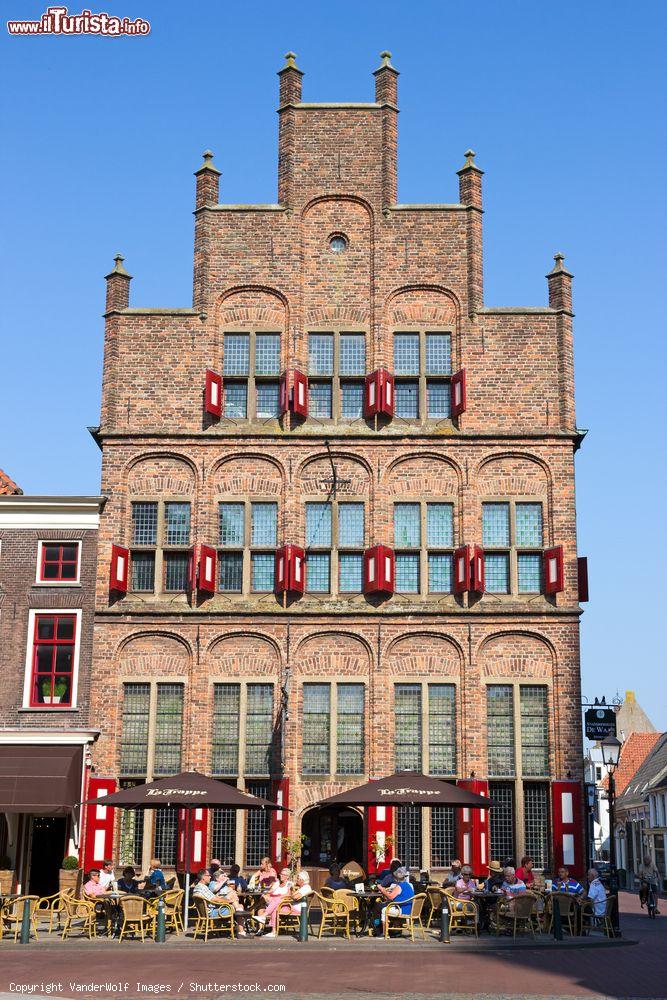 Immagine Turisti seduti nella terrazza del caffé di fronte all'edificio De Waag a Doesburg, Olanda. Questa piccola città ospita migliaia di visitatori ogni anno - © VanderWolf Images / Shutterstock.com