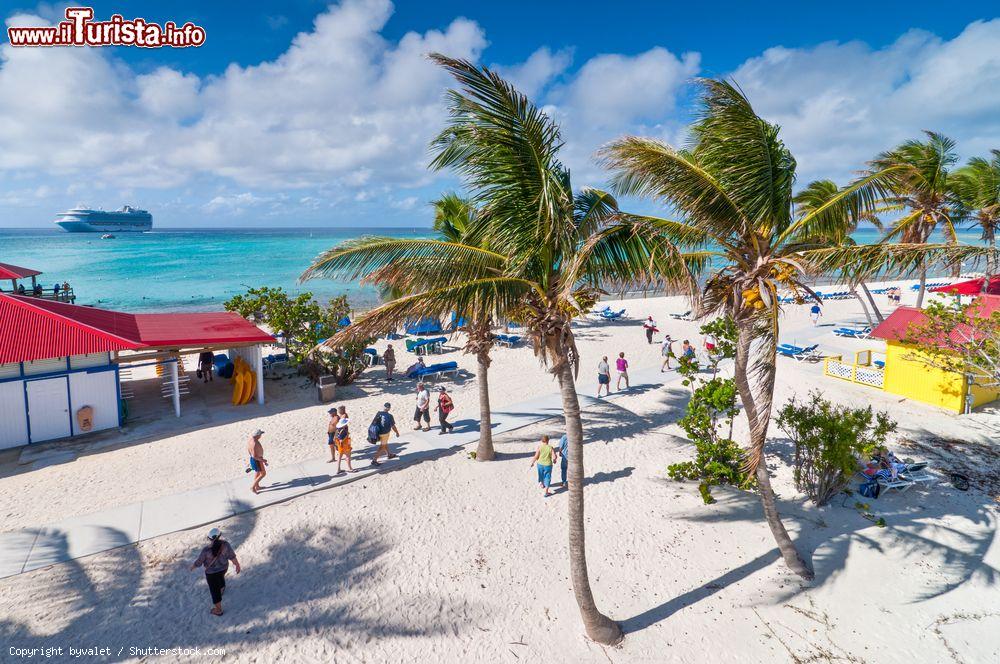 Immagine Turisti si divertono in una giornata di sole sulla spiaggia del resort Princess Cays a Eleuthera, Bahamas - © byvalet / Shutterstock.com