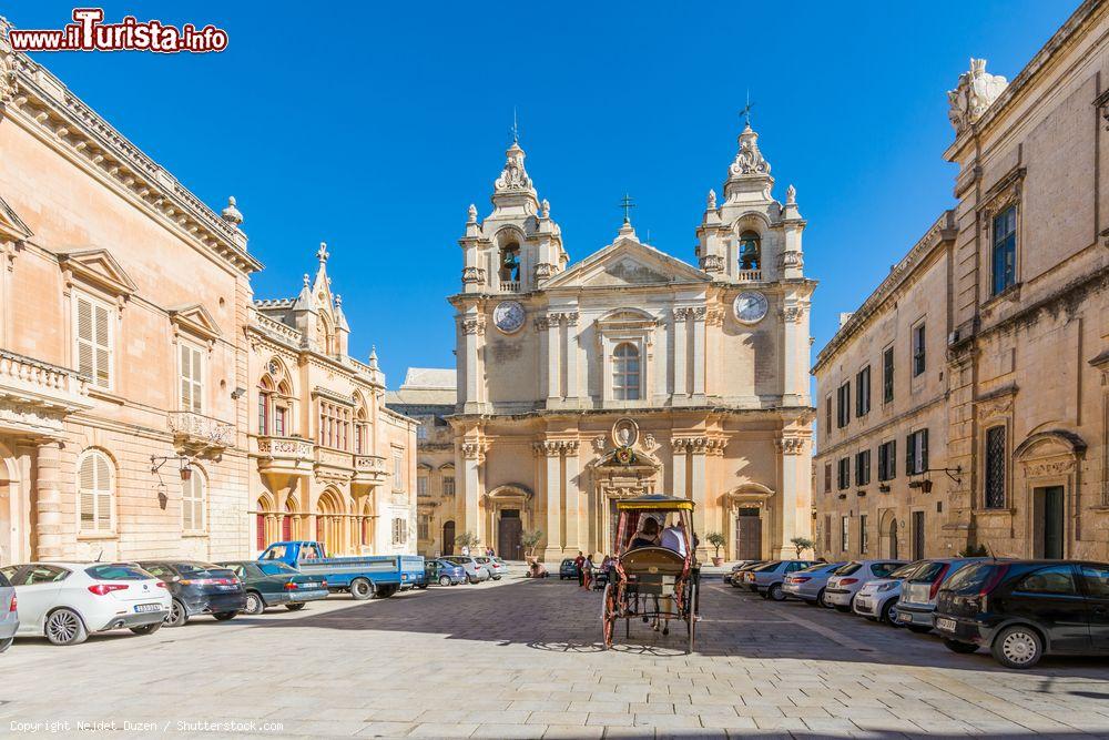 Immagine Turisti su un calesse trainato dai cavalli a Mdina, nelle vecchie stradine, Malta - © Nejdet Duzen / Shutterstock.com