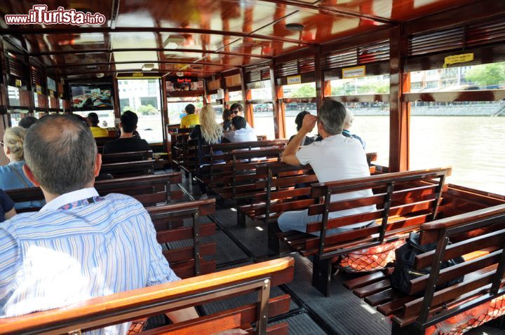 Immagine Turisti su una bumboat per un interessante tour alla scoperta della città. Fra le aziende che propongono queste crociere c'è la Singapore River Cruises che porta nel tratto compreso fra i Quays e Marina Bay partendo da diversi punti lungo il fiume fra cui il Clarke Quays, Raffles Landing e Boat Quay. L'ideale per chi cerca una visita rilassante e panorami spettacolari dello skyline cittadino e di Marina Bay - © Sonja Vietto Ramus