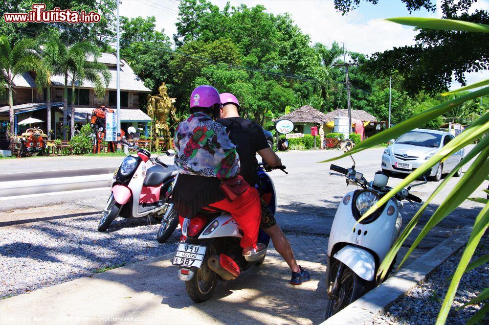 Immagine Turisti su uno scooter nella città di Pai, regione dei Mae Hong Son (Thailandia) - © Wannee_photographer / Shutterstock.com