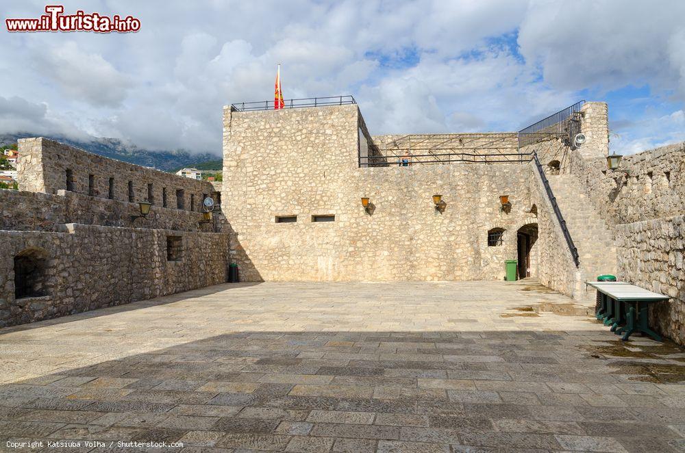 Immagine Turisti sui bastioni della Fortezza del Mare nella città vecchia di Herceg Novi, Montenegro. A volerne la fondazione su il re bosniaco Tvrtko - © Katsiuba Volha / Shutterstock.com