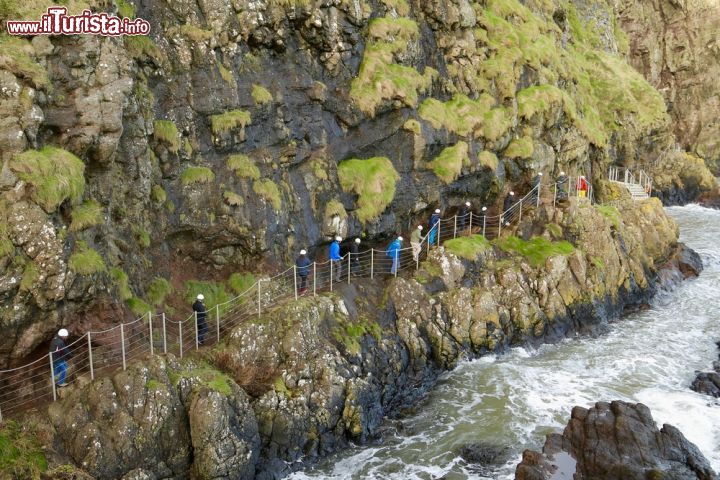 Immagine Turisti sul sentiero dei Gobbins, percorso spettacolare a Larne sulla costa nord orientale in Irlanda