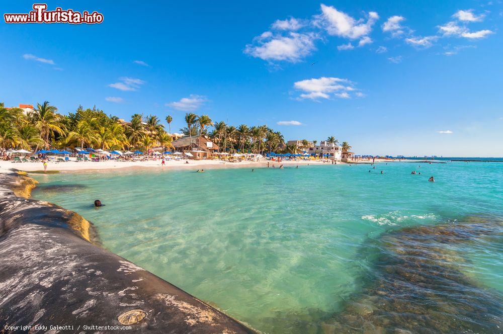 Immagine Turisti sulla celebre spiaggia Playa del Norte sull'Isla Mujeres, Messico.  Questa spiaggia, come le altre delr esto, è circondata da un mare di rara bellezza con parchi marini e scogliere - © Eddy Galeotti / Shutterstock.com