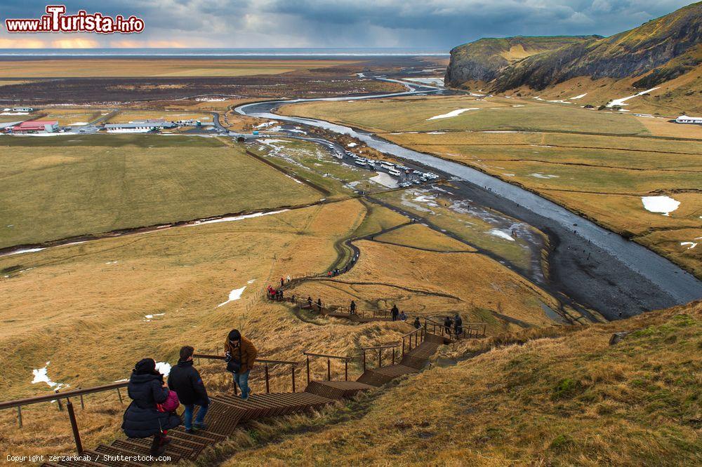 Immagine Turisti sulla scalinata che porta alla cima della cascata Skogafoss, Islanda. In soli 5 minuti (ma impegnativi) si può ammirare questa splendida meraviglia della natura dall'alto dei suoi 60 metri - © zerzarbrab / Shutterstock.com