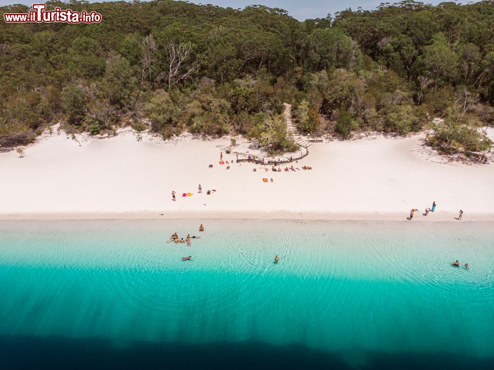 Immagine Turisti sulla spiaggia del Lago Mckenzie all'interno di Fraser Island in Australia, costa orientale