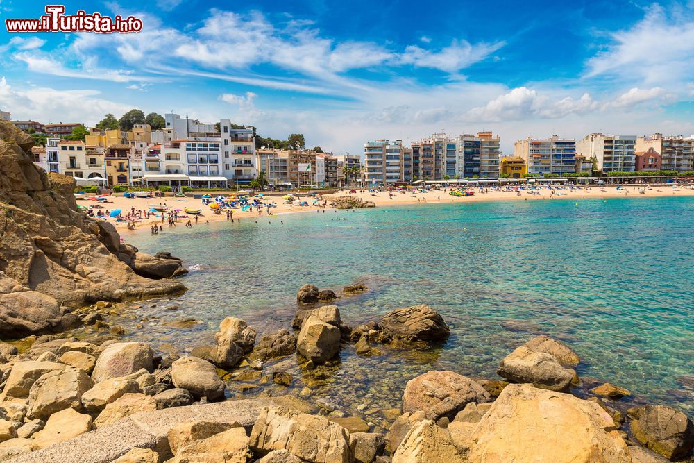 Immagine Turisti sulla spiaggia di Blanes in una giornata di sole, Costa Brava, Spagna. Da questa località comincia la Costa Brava: per questo motivo Blanes è chiamata anche Porta della Costa Brava.