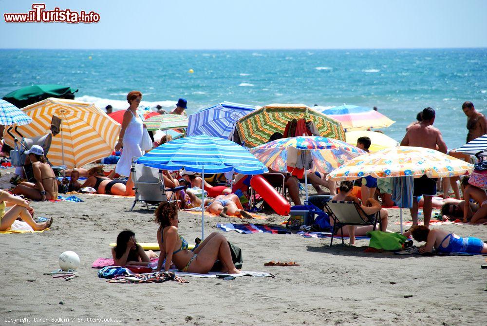 Immagine Turisti sulla spiaggia di Estepona, Malaga, Spagna, con gli ombrelloni colorati - © Caron Badkin / Shutterstock.com