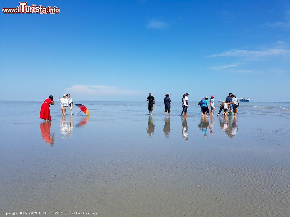 Immagine Turisti sulla spiaggia di Kuala Selangor, Malesia, visibile solo quando il livello dell'acqua del mare è basso durante la fase di luna piena e nei 4 giorni precedenti e successivi - © NOOR RADYA BINTI MD RADZI / Shutterstock.com