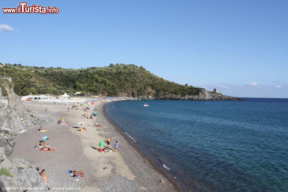 Immagine Turisti sulla spiaggia di Lentiscelle sul Cilento, Marina di Camerota - © Antonio Nardelli / Shutterstock.com