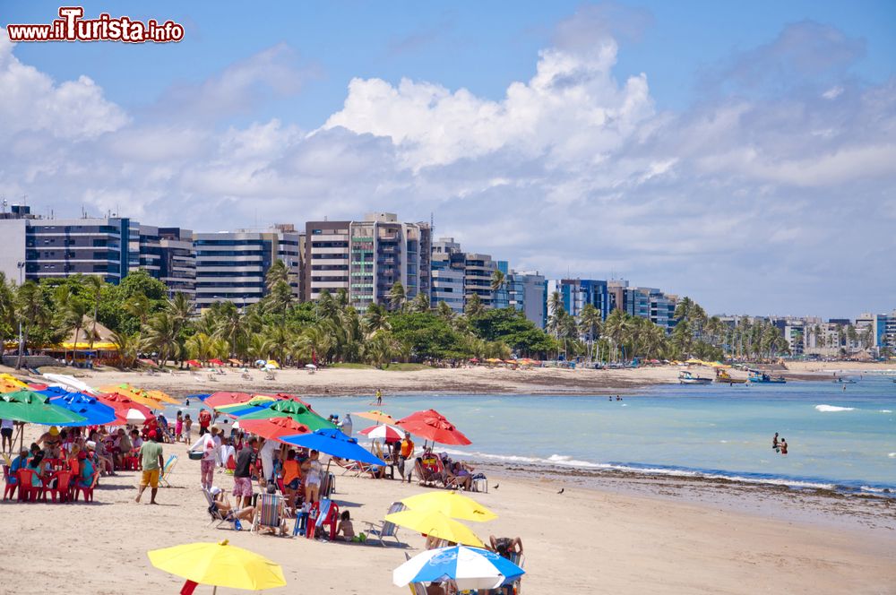 Immagine Turisti sulla spiaggia di Maceiò, Alagoas, Brasile. Il litorale della capitale con i suoi 40 chilometri di spiagge non delude le aspettative grazie ai meravigliosi paesaggi che offre.