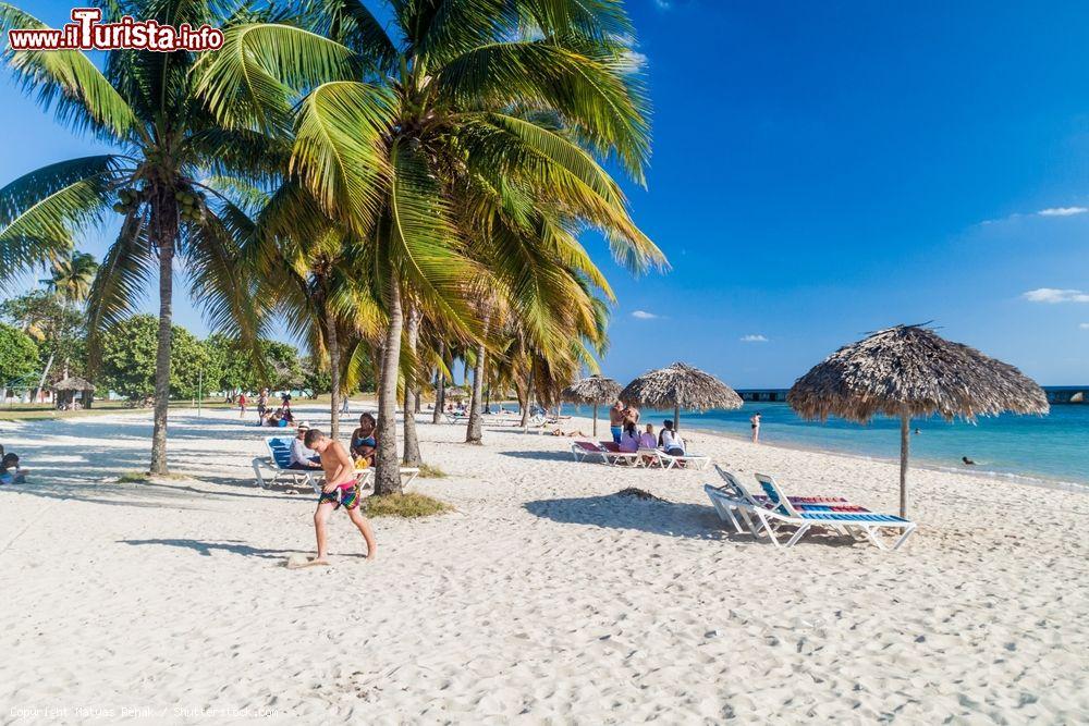 Immagine Turisti sulla spiaggia di Playa Giron, Cuba. Questa località è divenuta celebre per l'operazione militare organizzata per rovesciare il governo di Fidel Castro. Si concluse con un fallimento - © Matyas Rehak / Shutterstock.com