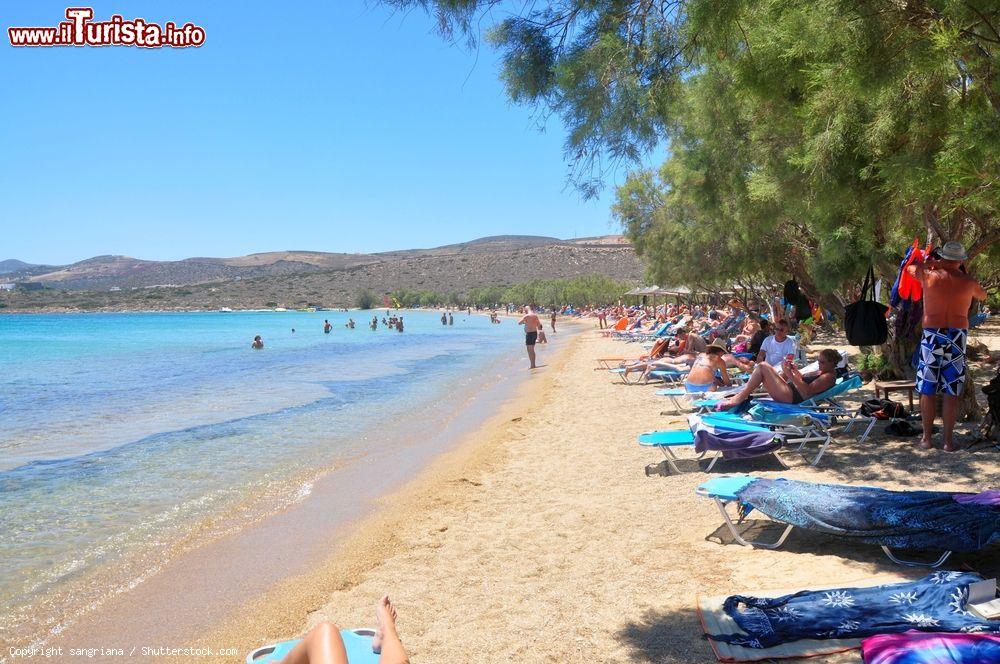 Immagine Turisti sulla spiaggia greca di Fanari in estate, Antiparos (Cicladi) - © sangriana / Shutterstock.com