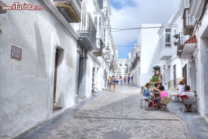 Immagine Turisti per le vie di Tarifa, Spagna. Fondata dai greci, questa città è stata la prima colonia romana in Spagna - © roberaten / Shutterstock.com