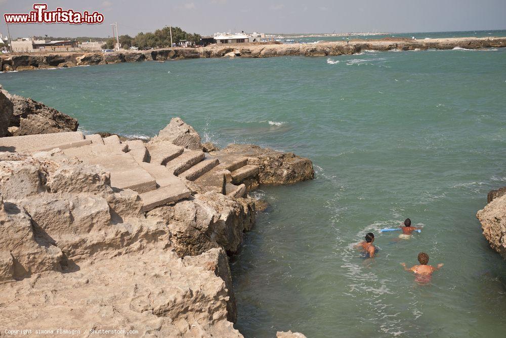 Immagine Turisti tra le rocce di San Foca in estate: siamo in puglia, costa adriatica - © simona flamigni / Shutterstock.com