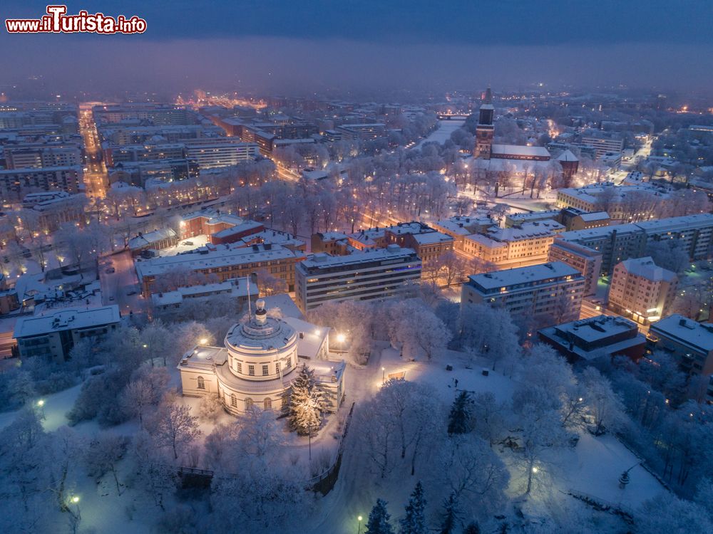 Immagine Turku, Finalandia: il panorama invernale dall'Osservatorio Vartiovuori che domina il centro storico
