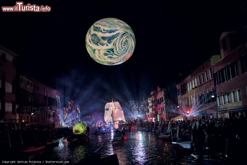 Immagine "Tutta colpa della luna": questo è il titolo del carnevale di Venezia 2019 che ha preso il via con i festeggiamenti sull'acqua in Rio di Cannaregio - © Gentian Polovina / Shutterstock.com
