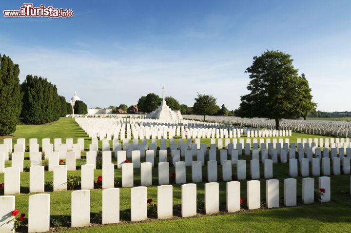 Immagine Tyne Cot Cemetery, Ypres (Belgio): attualmente sono circa 12000 i corpi dei soldati inglesi e del Commonwealth sepolti nel cimitero Tyne Cot, mentre di molti altri mai ritrovati esistono solo i nomi incisi sui muri del memoriale.