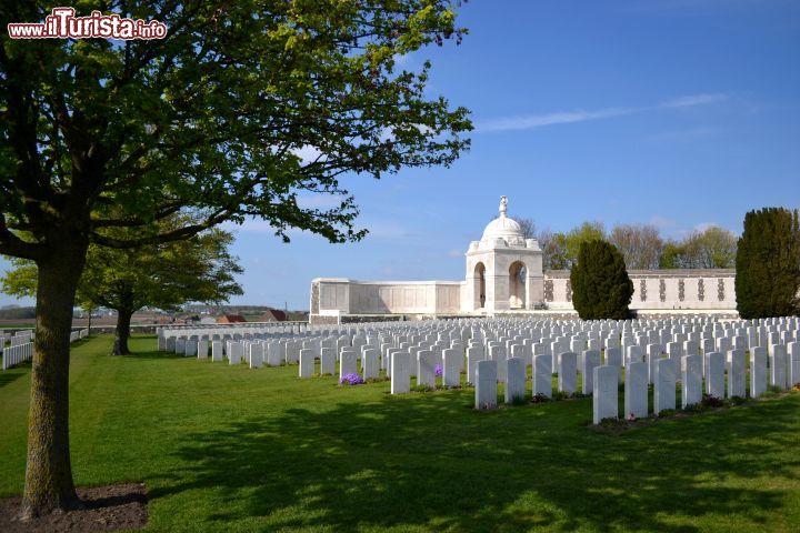 Immagine Cimitero Tyne Cot: il Tyne Cot Commonwealth War Graves Cemetery and Memorial to the Missing, non lontano da Ypres, è il più grande cimitero di soldati britannici al mondo.
