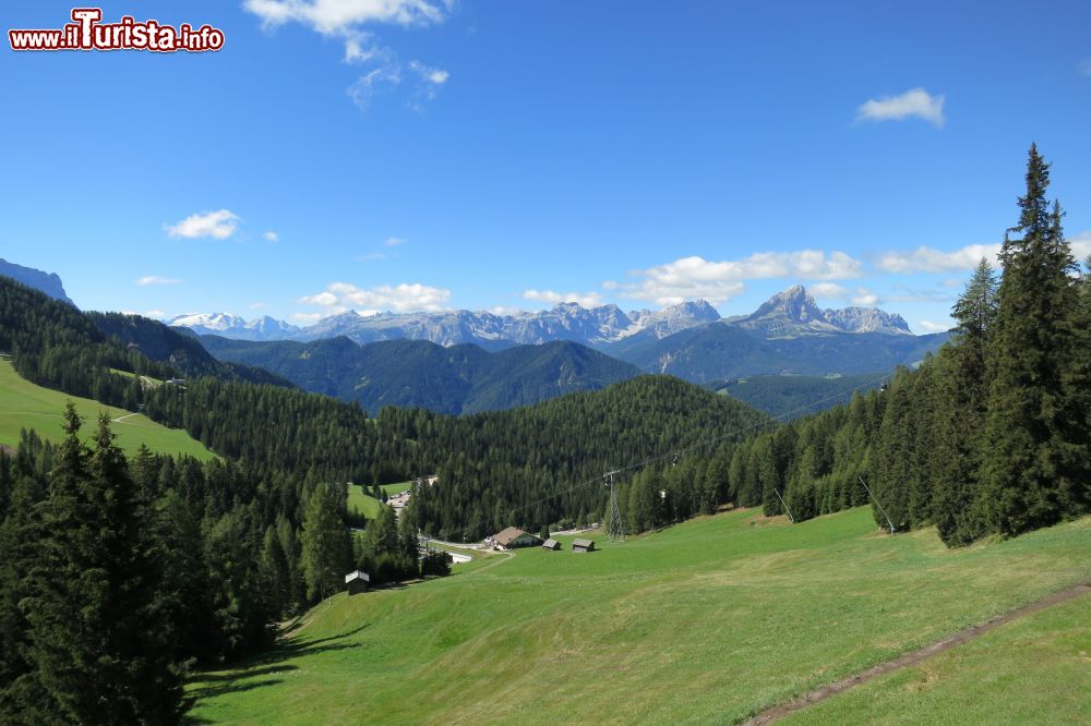 Immagine Bivacco Ucia a San Vigilio di Marebbe, Trentino Alto Adige. Siamo nella conca dominata dal Plan de Corones che si innalza per 2275 metri sul livello del mare.
 