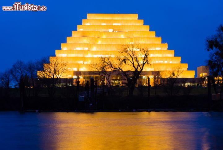 Immagine Uffici fotografati di notte a Sacramento, California - Ha un'interessante architettura a forma di piramide a gradoni questo edificio che ospita uffici e che si riflette sulle acque del Sacramento river © Andrew Zarivny / Shutterstock.com