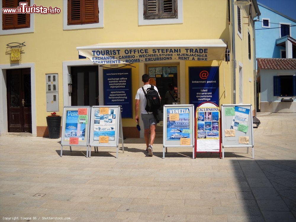 Immagine L'Ufficio del Turismo a Fazana, Croazia. Qui si possono richiedere informazioni su attività, eventi, strutture ricettive, cambiare valuta e noleggiare biciclette - © Simona 86 / Shutterstock.com