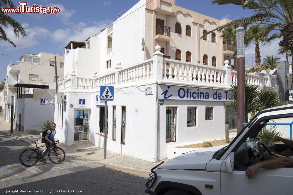 Immagine Ufficio del Turismo nella città di Carboneras, parco naturale di Cabo de Gata-Nijar, Andalusia. Questa cittadina si trova sulla costa levantina della provincia di Almeria e conta circa 8 mila abitanti - © Ana del Castillo / Shutterstock.com