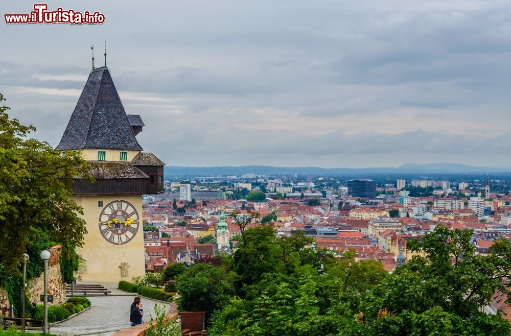Immagine L'Uhrturm, la Torre dell'Orologio alta 28 metri, è uno dei simboli di Graz, Austria. Fu costruita nel XVI secolo.
