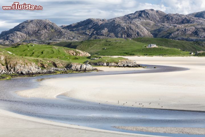 Immagine Uig Beach a Lewis and Harris, Scozia - Una bella immagine della spiaggia fotografata con la bassa marea: si trova sull'isola scozzese di Lewis and Harris che fa parte delle Ebridi Esterne, lungo la costa occidentale del paese © Anneka / Shutterstock.com