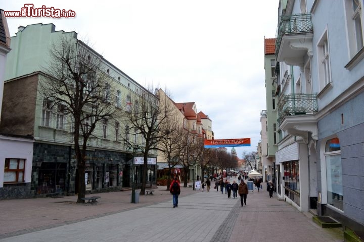 Immagine Il passeggio su Ulica Bohaterow Monte Cassino: nel periodo di alta stagione, in concomitanza con l'estate, la strada del passeggio per eccellenza di Sopot si riempie di vita, animandosi di turisti in cerca di divertimento.