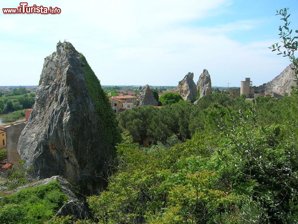 Immagine Uliveto Terme fotografata dalle cave di roccia, Toscana - © Taccolamat - CC BY-SA 2.5 it, Wikipedia