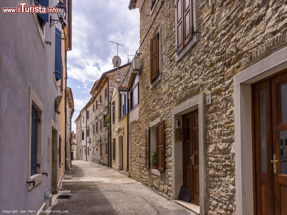 Immagine Umago: uno scorcio del centro storico della località turistica sulla penisola dell'Istria, Croazia - foto © Igor Marx / Shutterstock.com