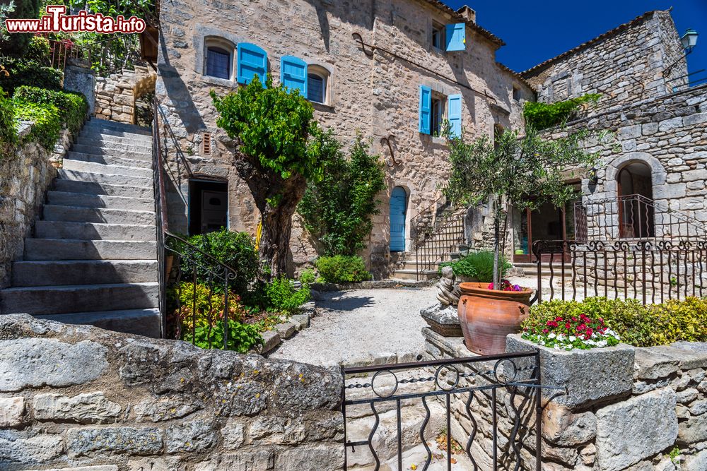 Immagine Un accogliente patio fra vecchie strade nel villaggio di Bonnieux, Provenza, Francia.