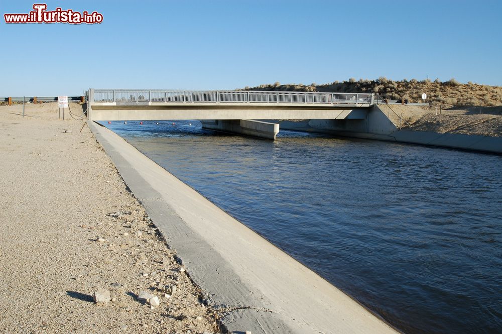 Immagine Un acquedotto ad ovest di Victorville nella California del sud