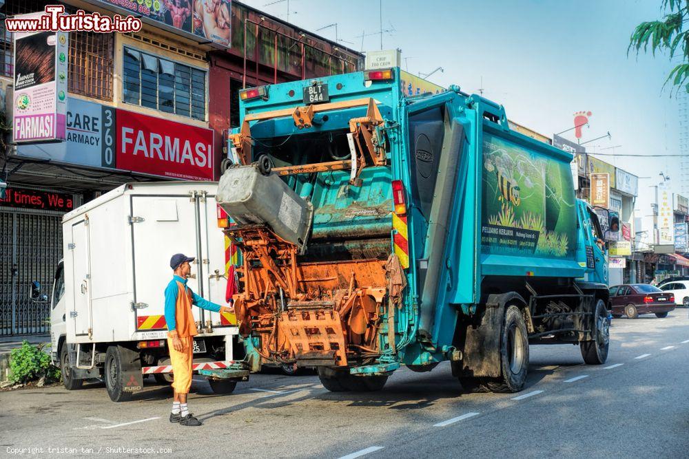 Immagine Un addetto del Comune raccoglie i rifiuti nel camion della nettezza urbana in Johor Bahru Street, Malesia - © tristan tan / Shutterstock.com